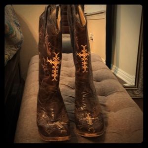 Brown cowboy boots gently used